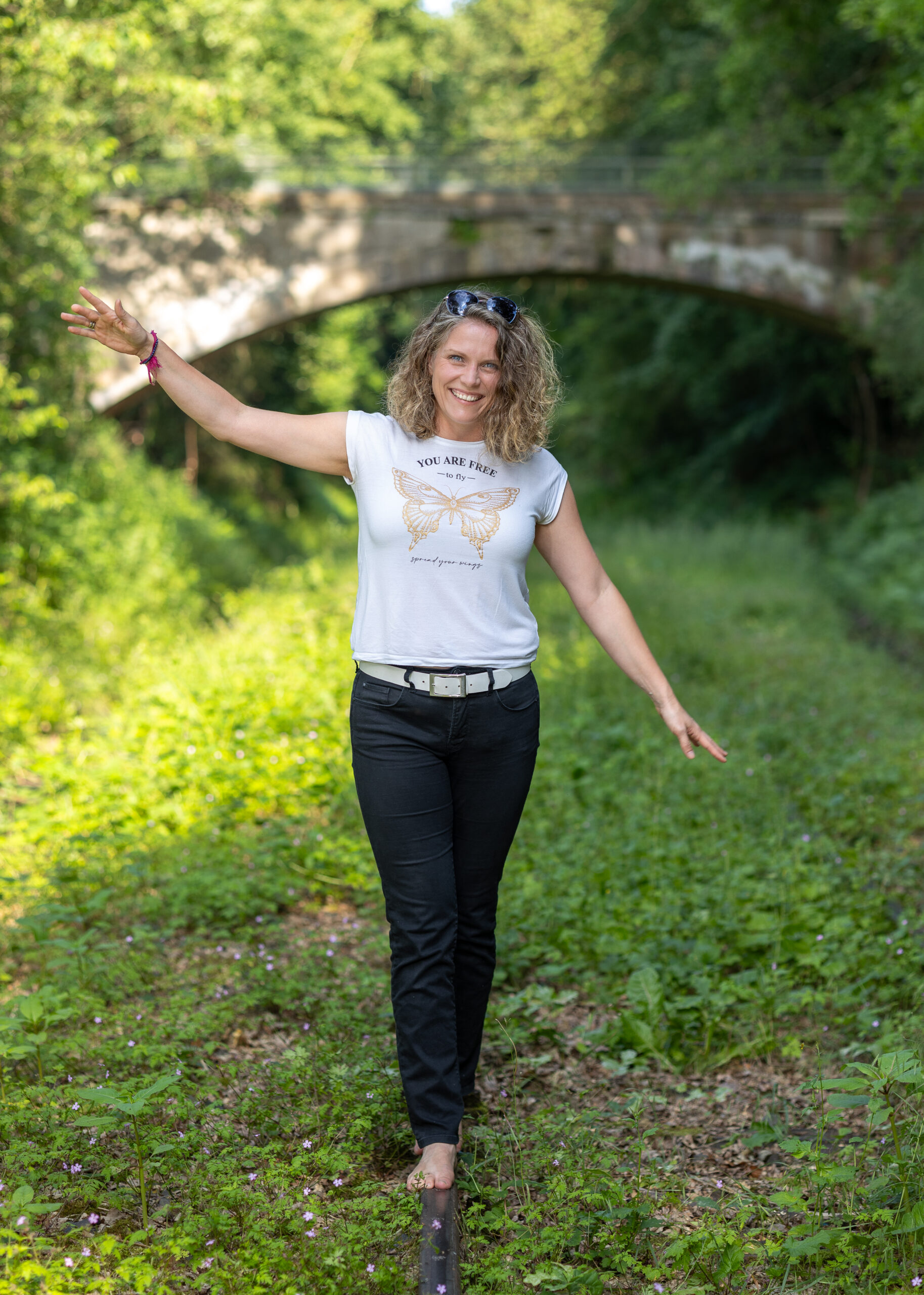Katja Schenk – Breathwork Coaching und Atemcoaching, barfuß in der Natur bei Niederaula