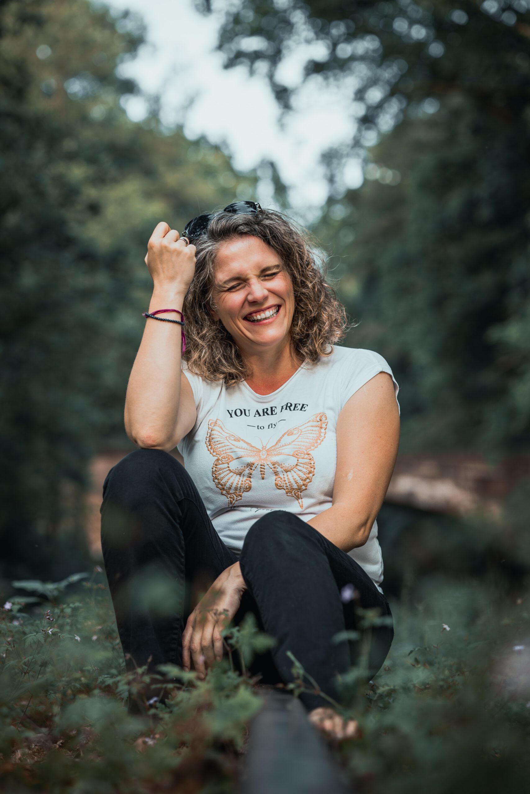 Katja Schenk – Breathwork Coaching Niederaula, traumasensible Coachin, lachend im Freien